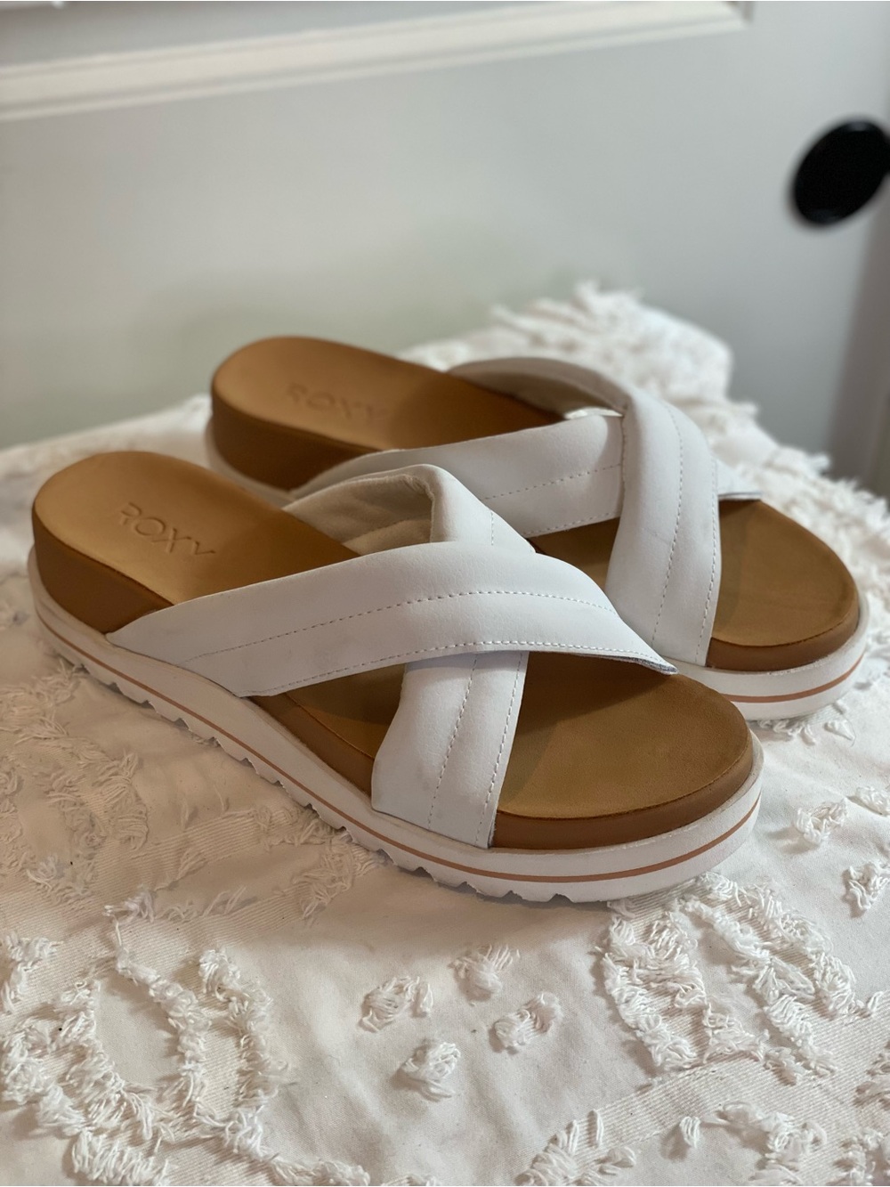 Like New! Roxy White Crisscross Slide Sandals with Tan Footbed